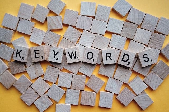 Una buena idea para evitar el Keyword Stuffing es apostar por utilizar sinónimos de una palabra clave y hacer long tail SEO