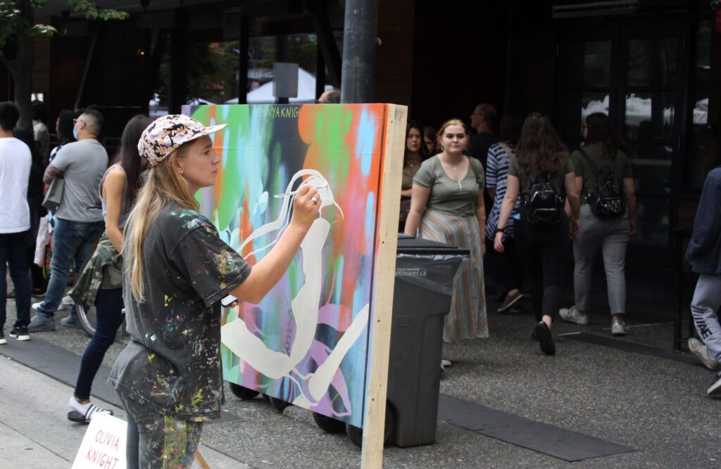 El street marketing se puede definir como un conjunto de acciones publicitarias y promocionales realizadas en espacios públicos
